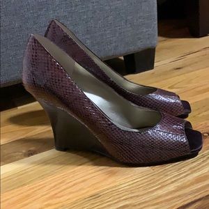 Bandolino Peep Toe Wedge Heel Faux Snakeskin 6.5
